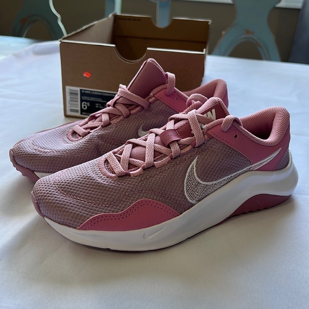 W NIKE LEGEND ESSENTIAL 3 NN - Picture 1 of 8